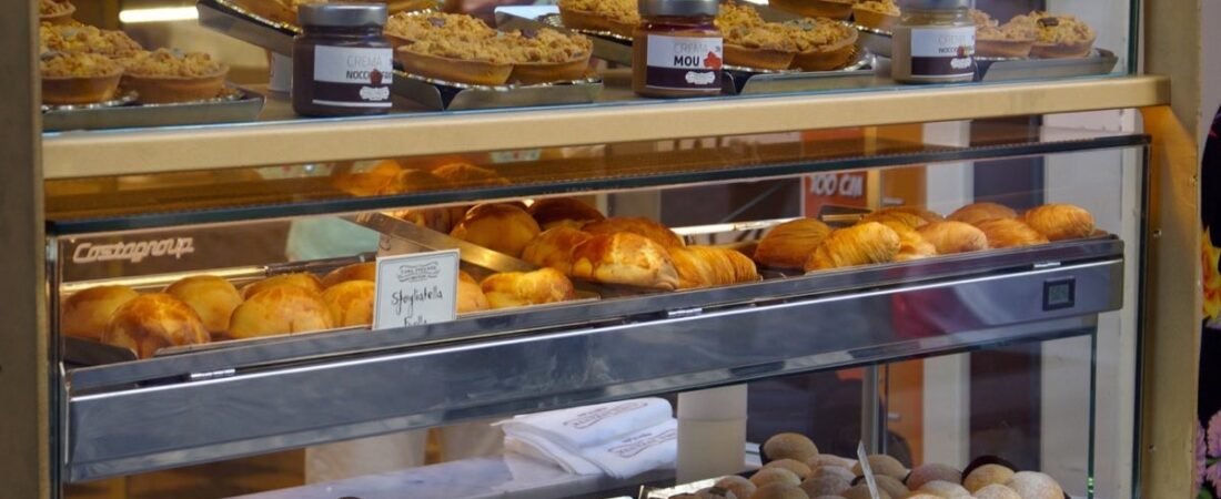 Colazione napoletana: cornetto, sfogliatella, graffa e babà