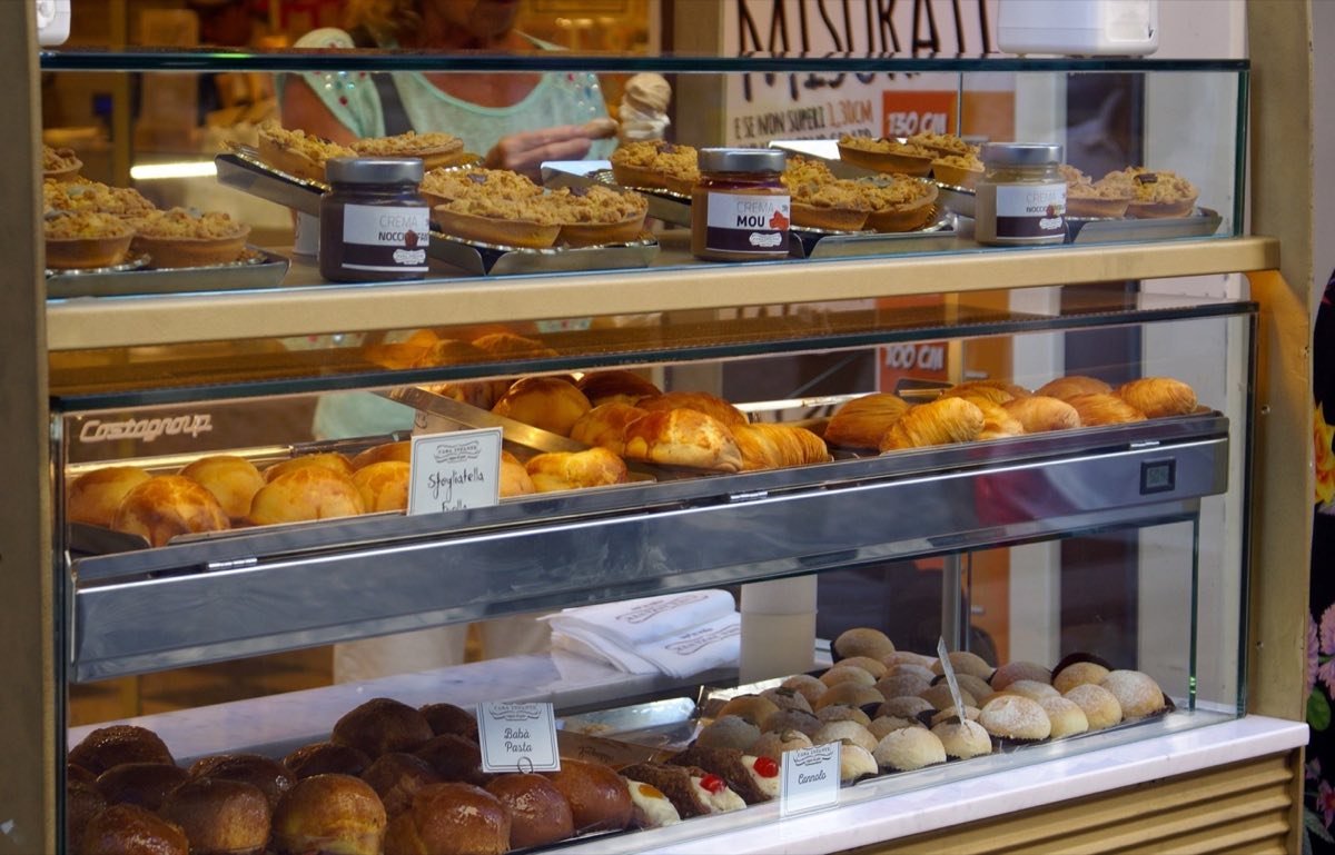 Colazione napoletana: cornetto, sfogliatella, graffa e babà
