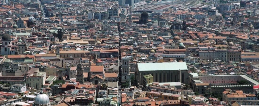 Napoli in un giorno: itinerario di 24 ore tra caffè, pizza e mare