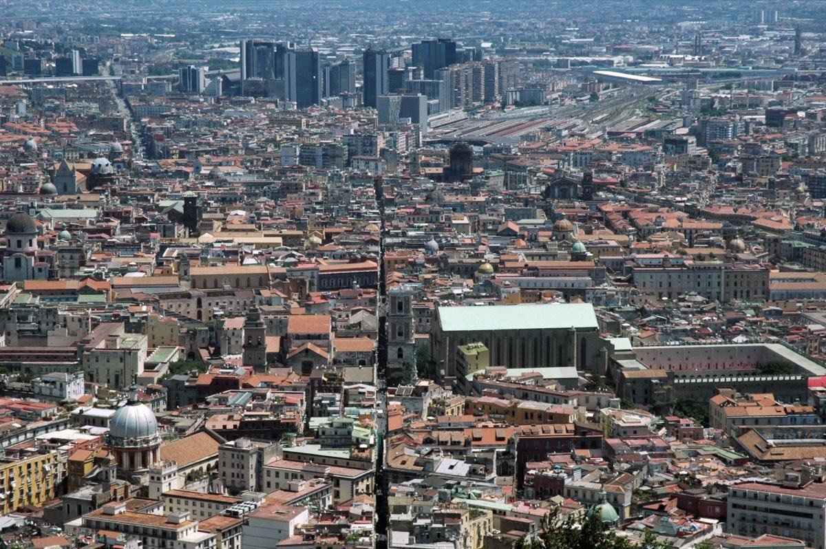 Napoli in un giorno: itinerario di 24 ore tra caffè, pizza e mare