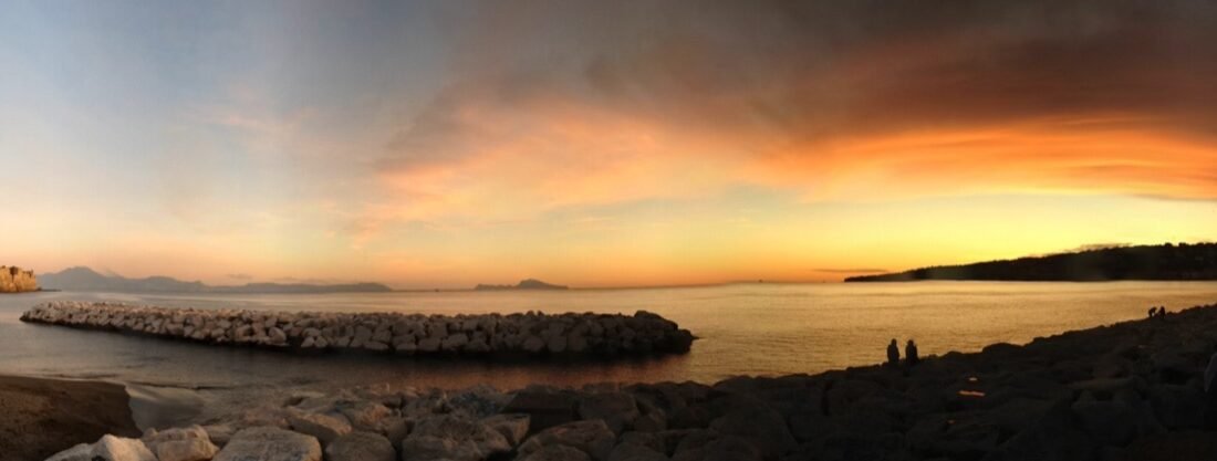 Aperitivo sul lungomare di Napoli: quando andare e cosa ordinare