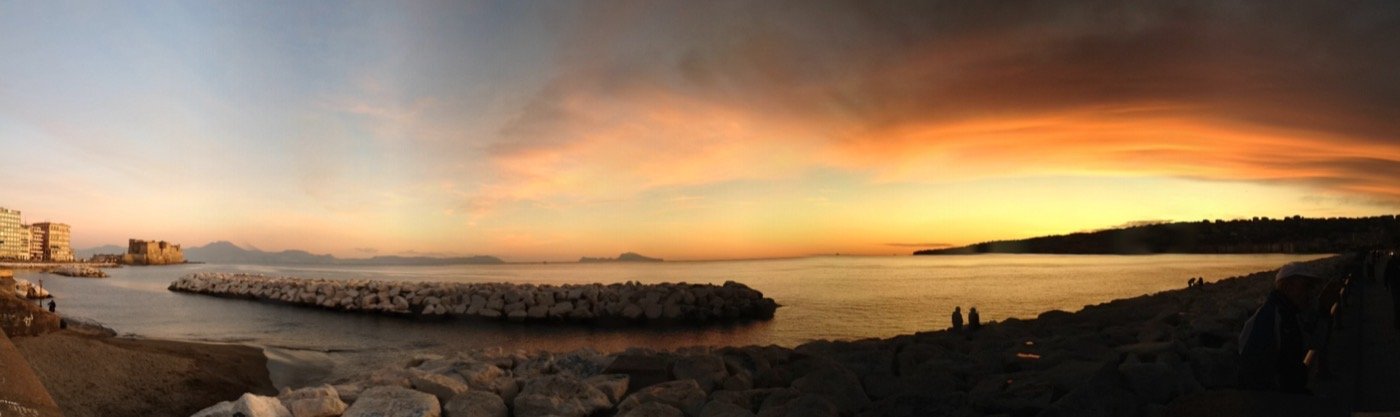 Aperitivo sul lungomare di Napoli: quando andare e cosa ordinare